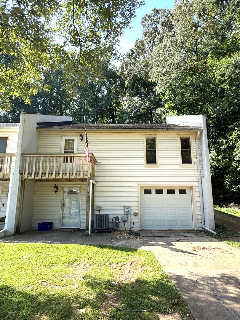 Woodstock House: 236 Goshen Lane