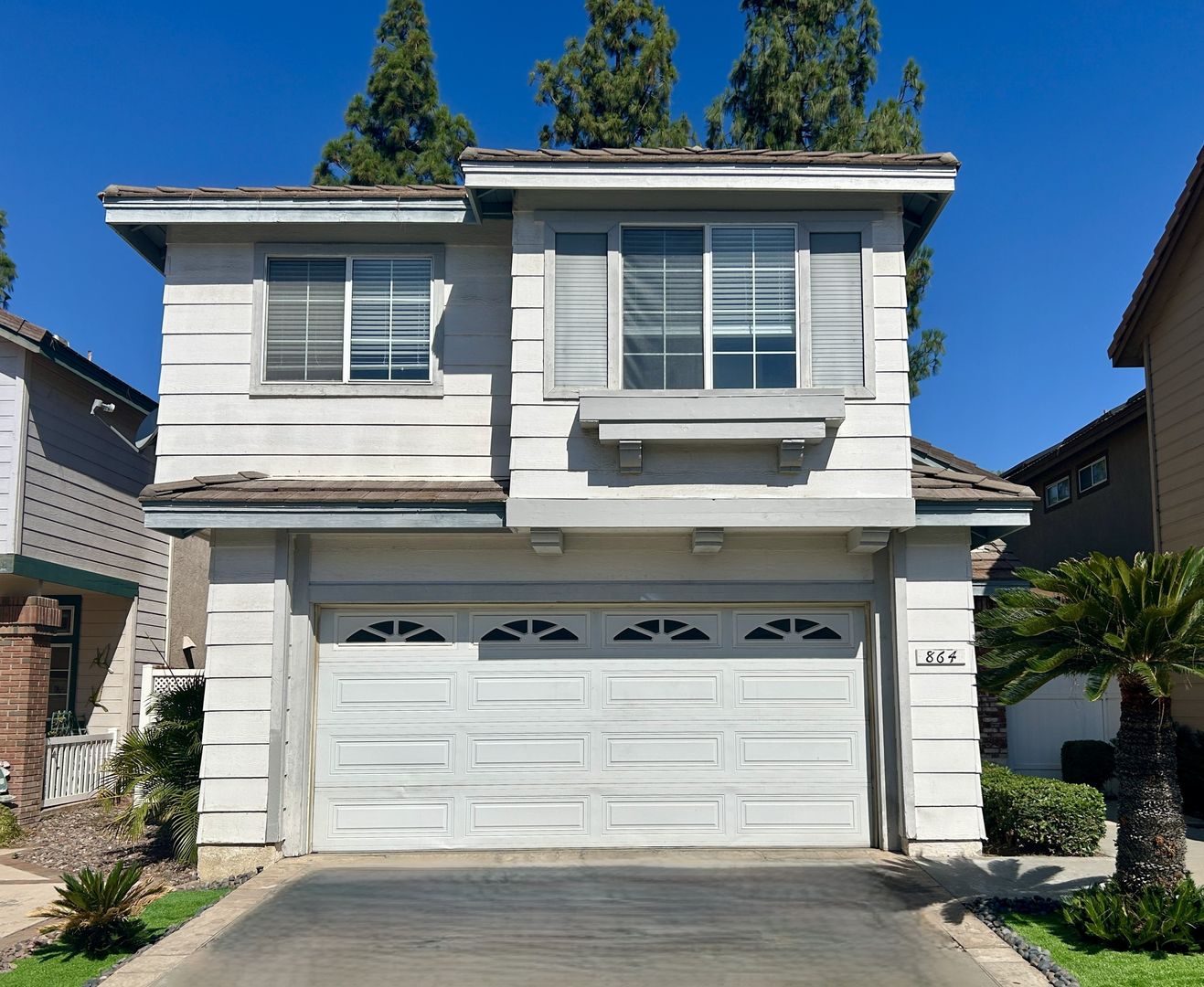 Corona House: 864 Bramble Ln