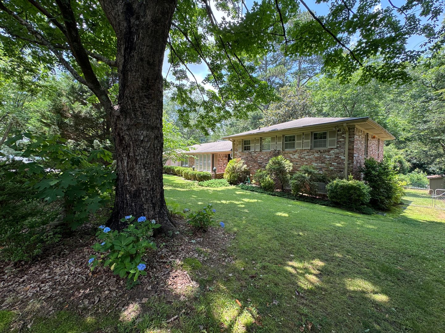 Gadsden House: 605 Country Club Drive