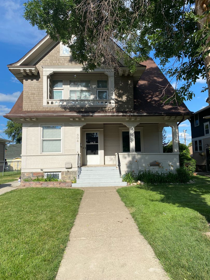 Mandan Apartment: 304 6th Avenue NW