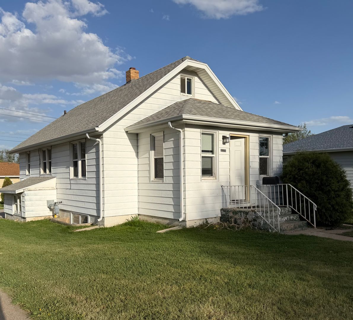 Bismarck Apartment: 1121 N 12th St.