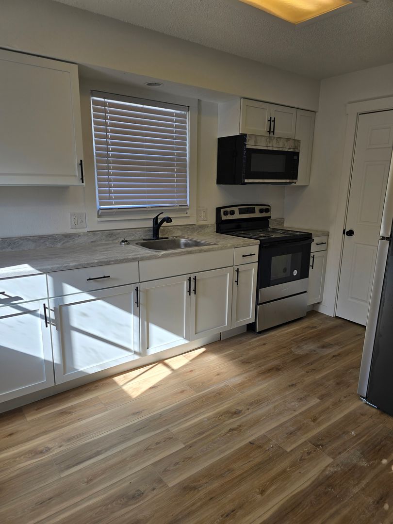 Springfield Apartment: 4149 W Burbank St,