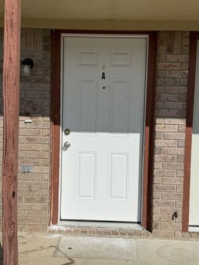 3 bed 2 bath apartment - $1095 – photo 1