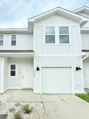 3-Bedroom Townhouse - Community Pool – photo 1