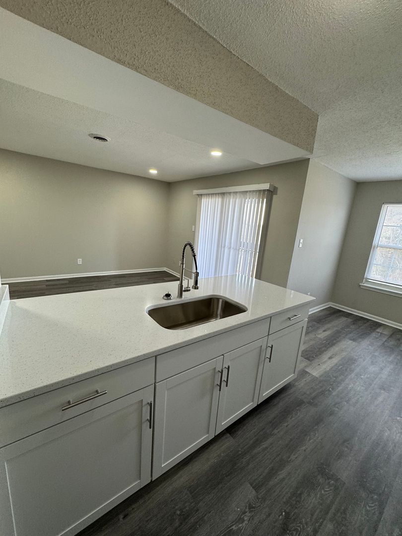 Norfolk Apartment: 712 Grayson St & 711 Rockingham St