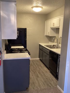 1 bedroom, 1 bathroom Apartment Home – photo 1