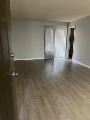 2 Bedroom 1.5 Bath Apartment – photo 1