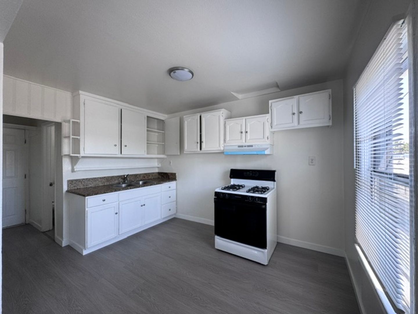 Long Beach Apartment: 1022-1028 Martin Luther King Jr Ave