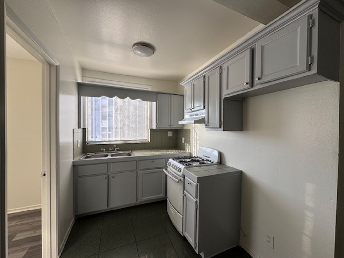 Long Beach Apartment: 1561 W Pacific Coast Hwy
