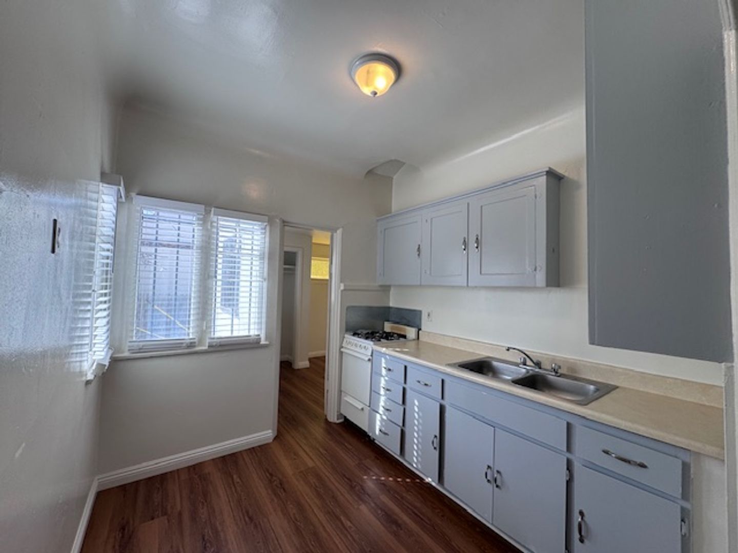 Long Beach Apartment: 416 W Burnett St