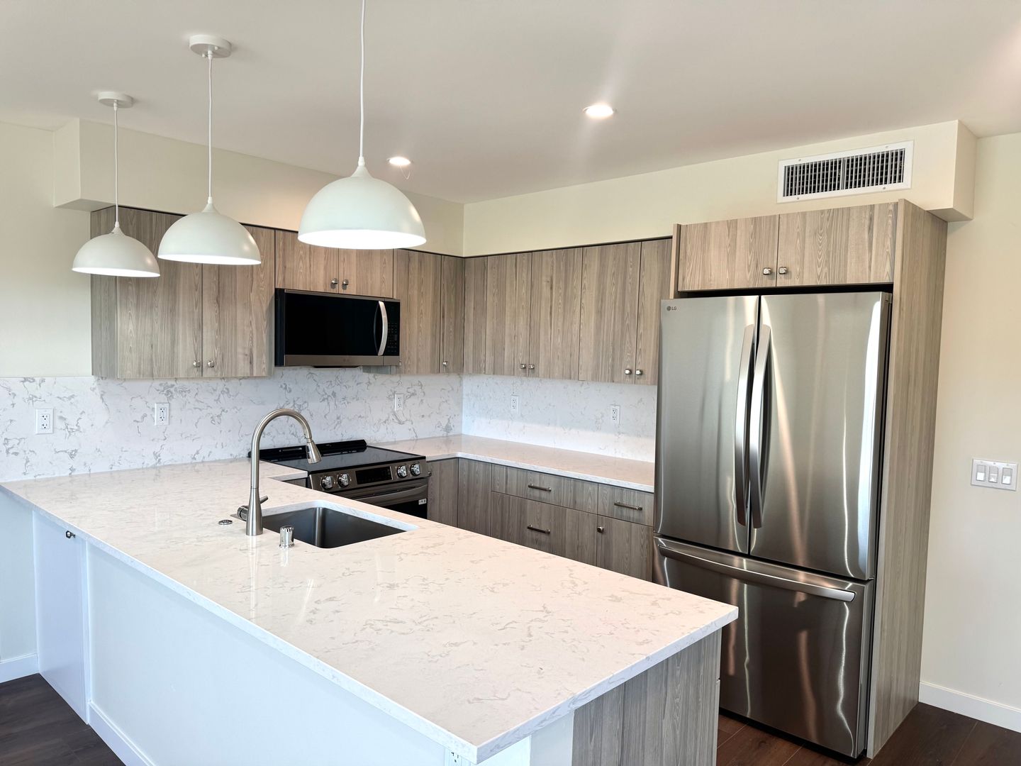 Long Beach Apartment: 5546 E 2nd St