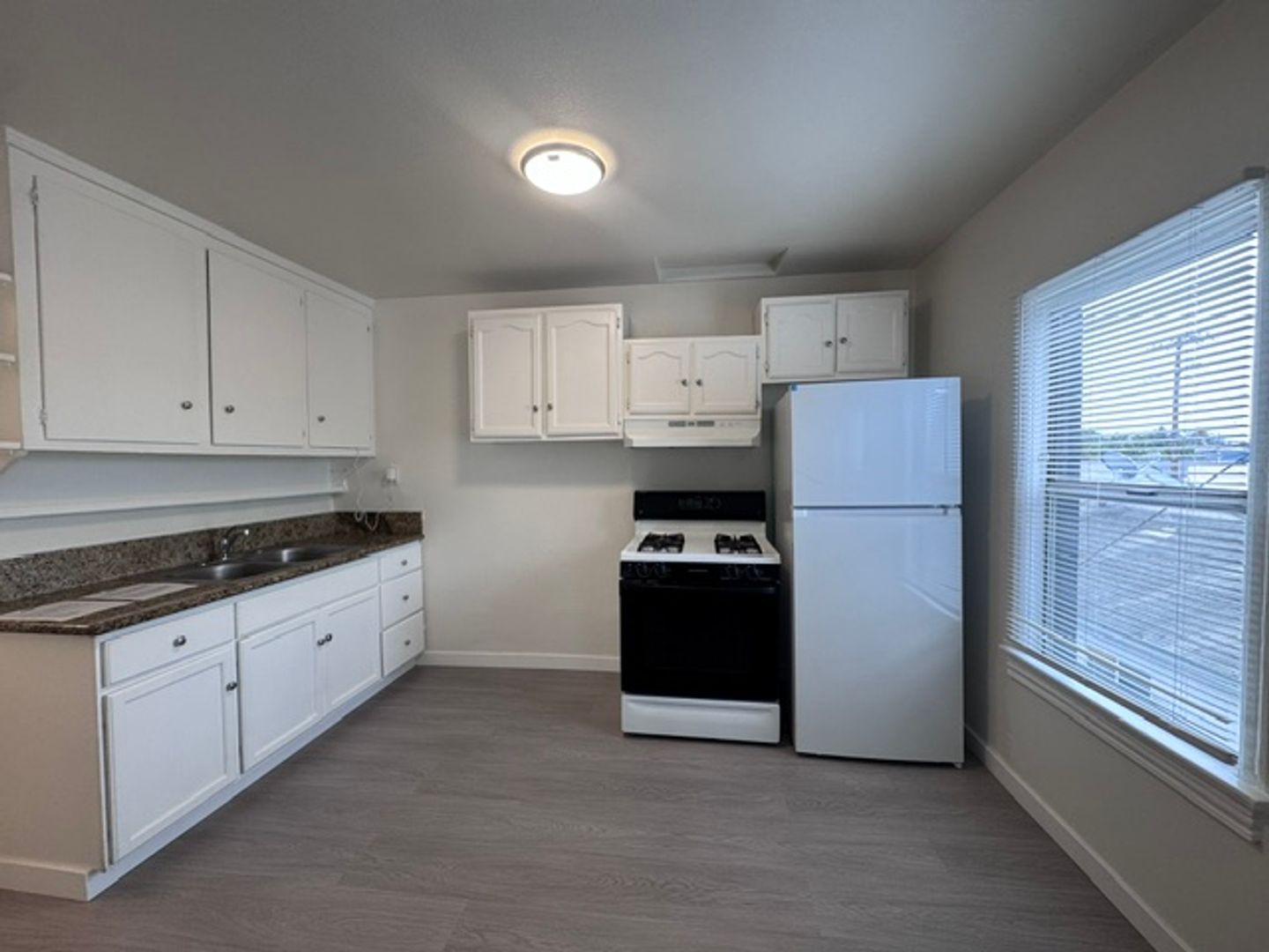 Long Beach Apartment: 1022-1028 Martin Luther King Jr Ave