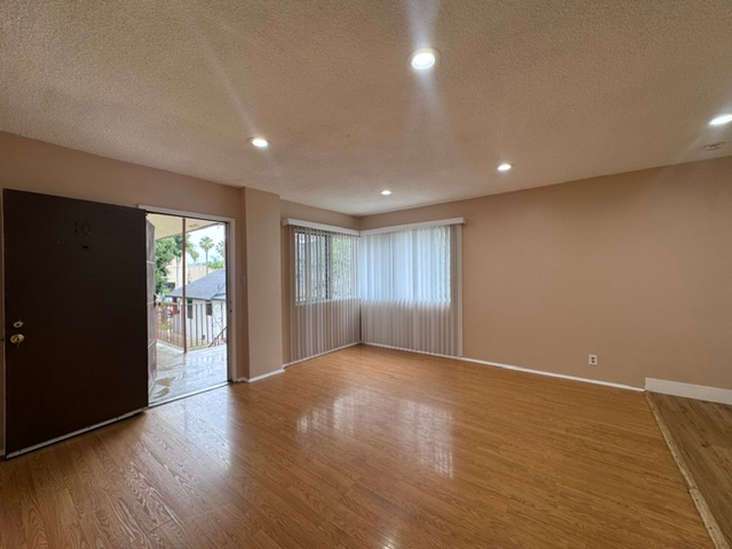 Long Beach Apartment: 920 6th St