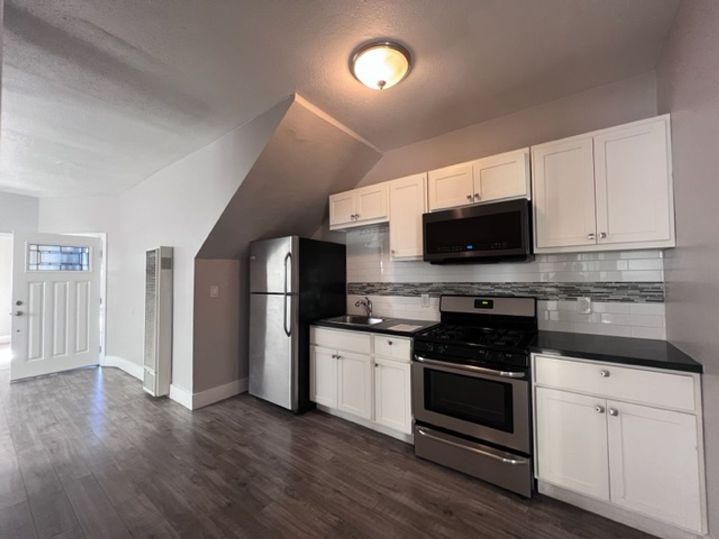 Long Beach Apartment: 2015 E 7th St