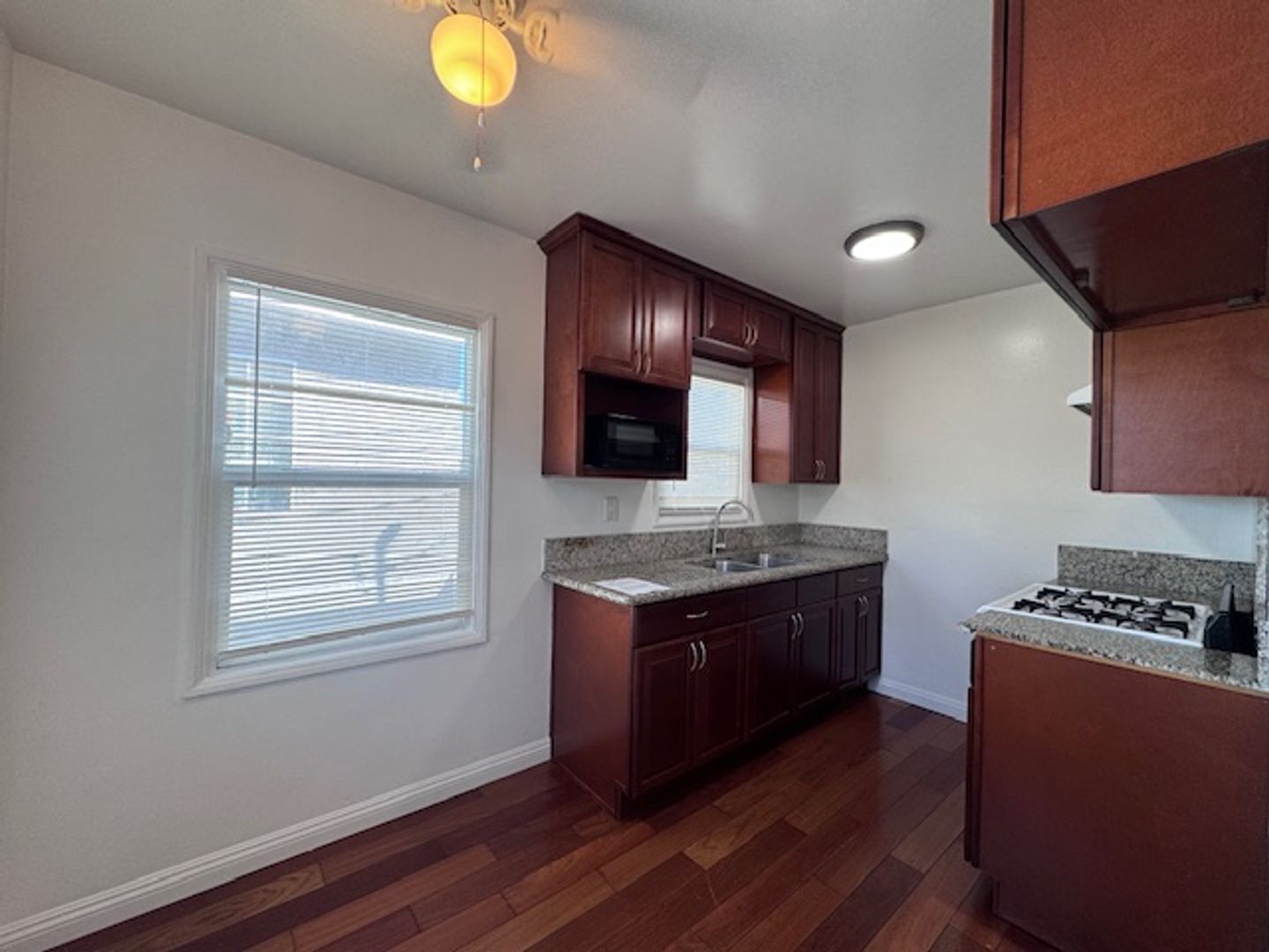 Long Beach Apartment: 2616 E Spaulding St