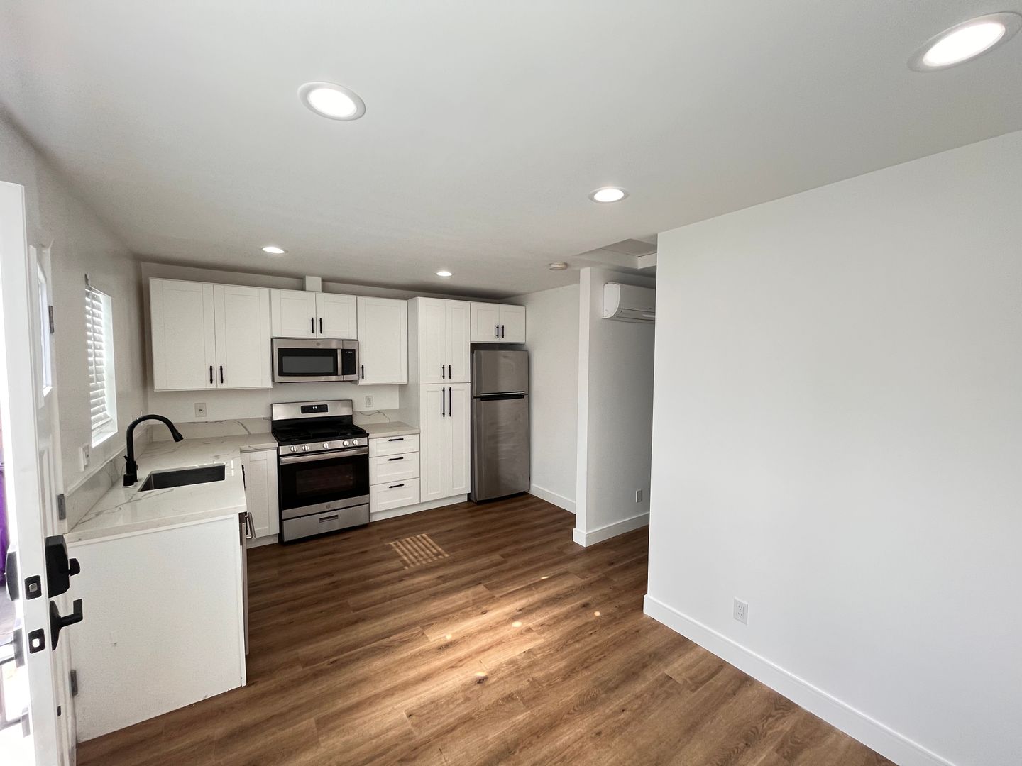 Long Beach House: 2401 Roswell Ave Unit A - Lease Only