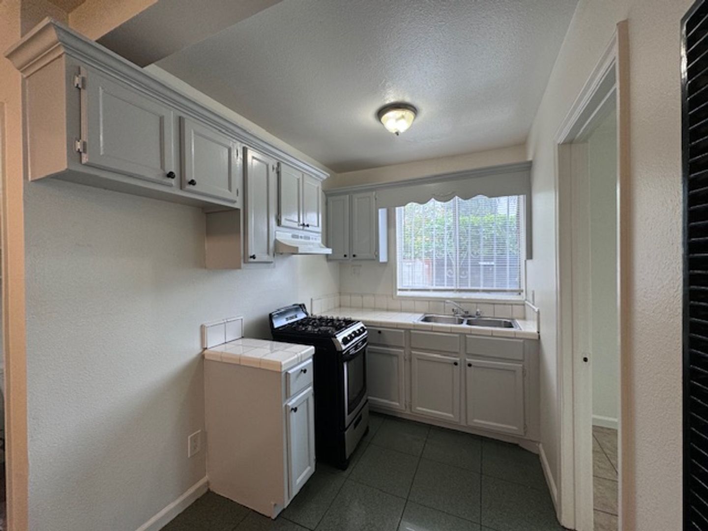 Long Beach Apartment: 1561 W Pacific Coast Hwy