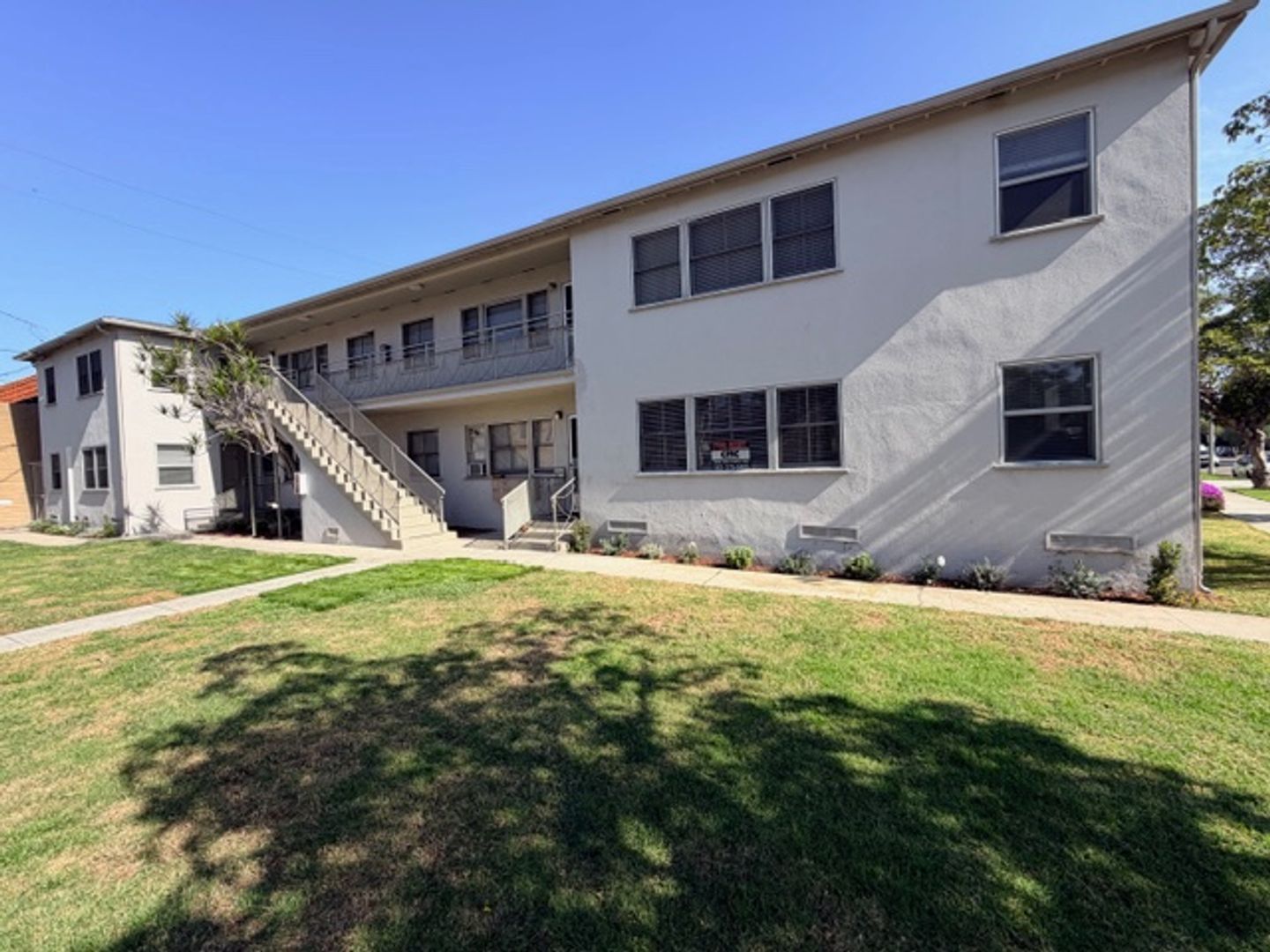 Long Beach Apartment: 3301 E 2nd
