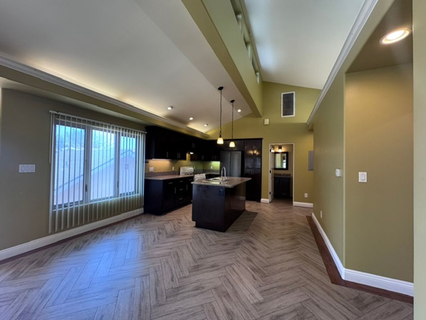 Long Beach Apartment: 1120 Stanley Ave