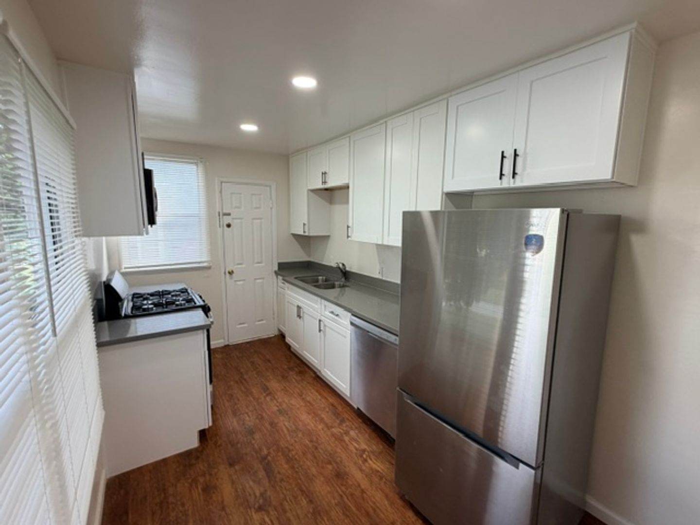 Long Beach Apartment: 4510-4520 N Banner Dr
