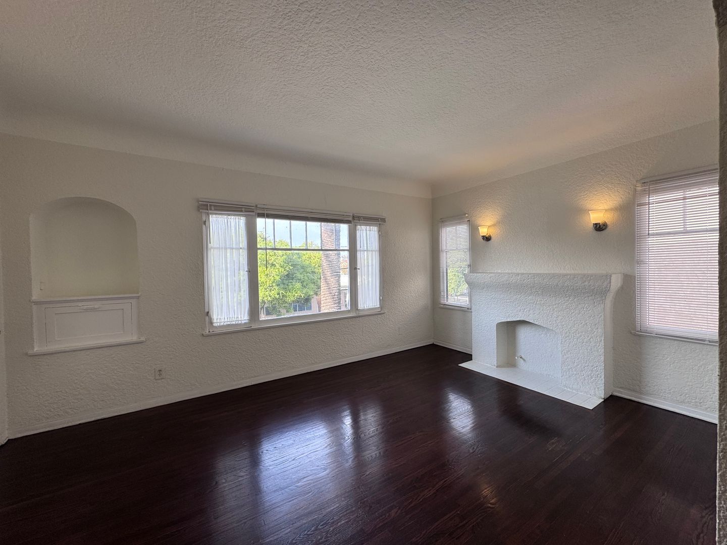 Long Beach Apartment: 416 W Burnett St