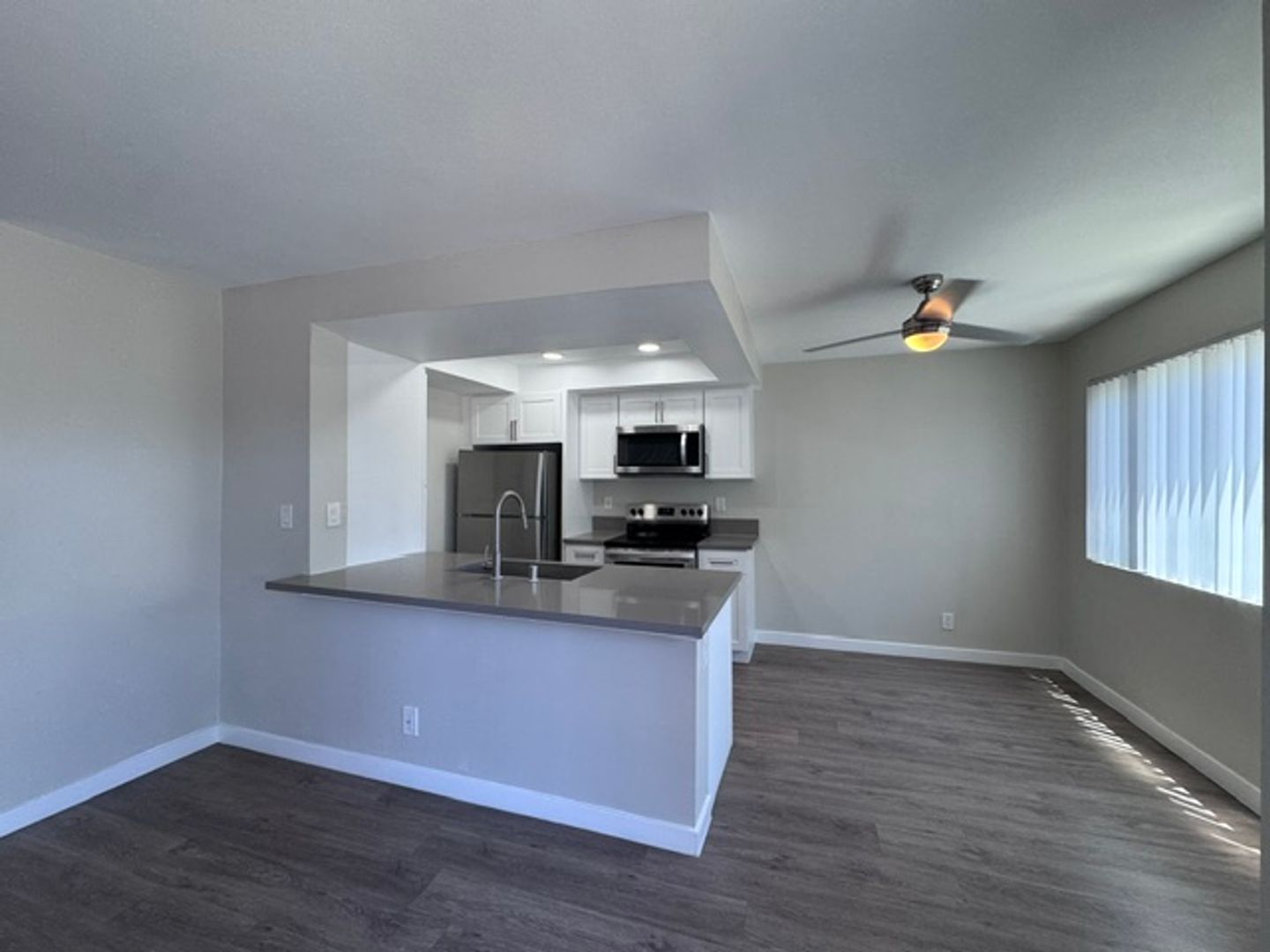 Long Beach Apartment: 425 Coronado Ave