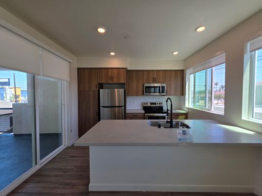 Top Floor 2-bed / 2-bath 1137 SQ FT - Tons of natural light! – photo 1