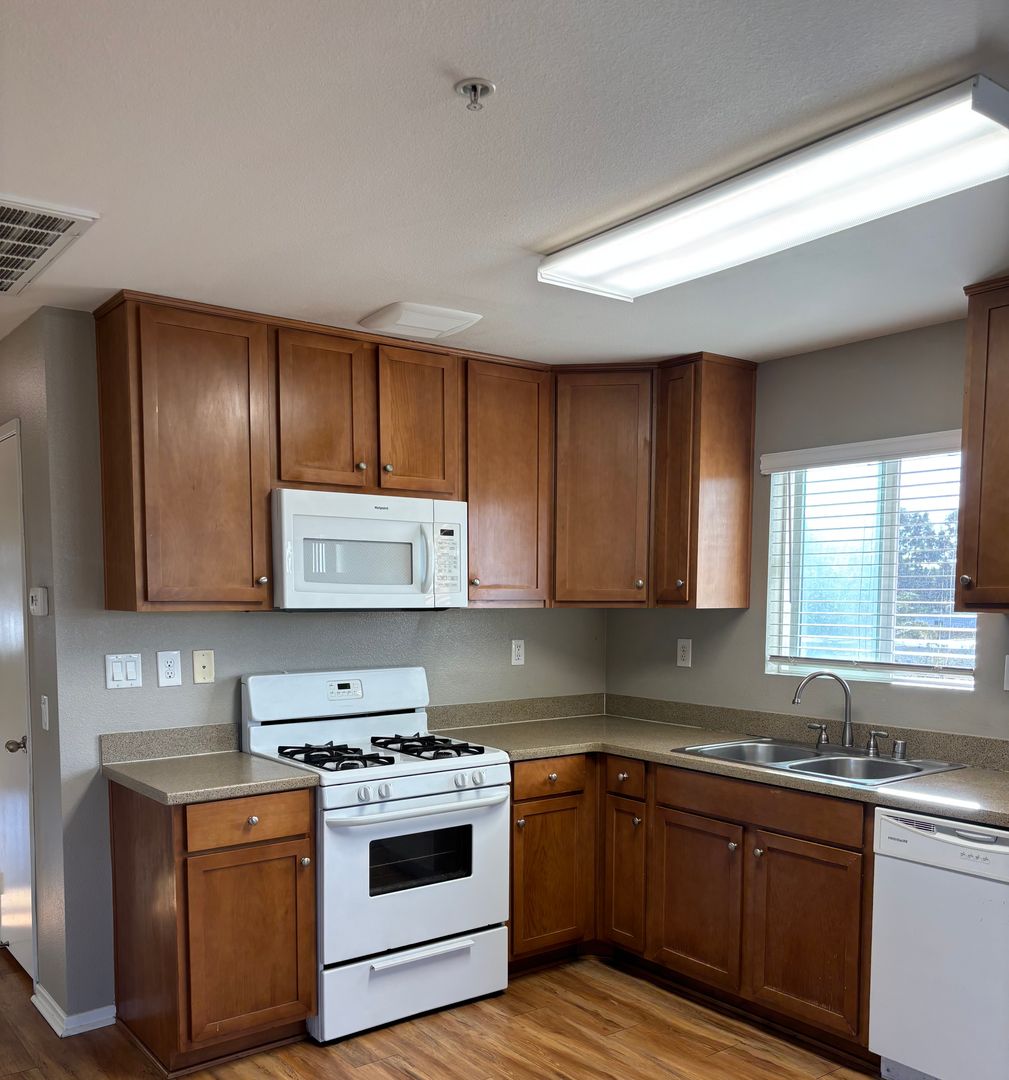 National City Apartment: 840 Palm Ave