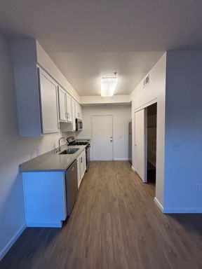Modern Upgraded 2BD/2BA - Stainless Steel Appliances, Front Loading Washer/Dryer Included Inside Apartment, Large Patio, Pets Welcome(No breed or weight restrictions) A/C+Heater, Parking Included + Attached Garage – photo 1