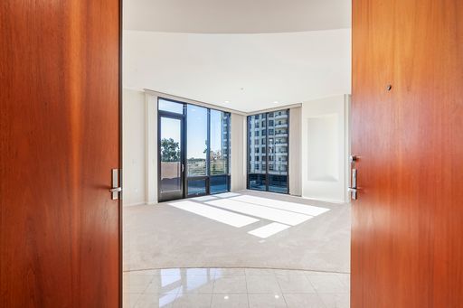Sophisticated Urban Living in the Heart of San Diego’s Marina District – photo 1