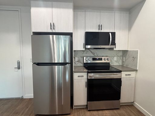 Newer Build! Washer/Dryer, A/C, Parking, Pets Welcome – photo 1