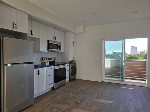Brand-New 3rd-Floor Alcove Studio with Breathtaking Downtown Skyline Views — The Switch (Unit 302) – photo 1