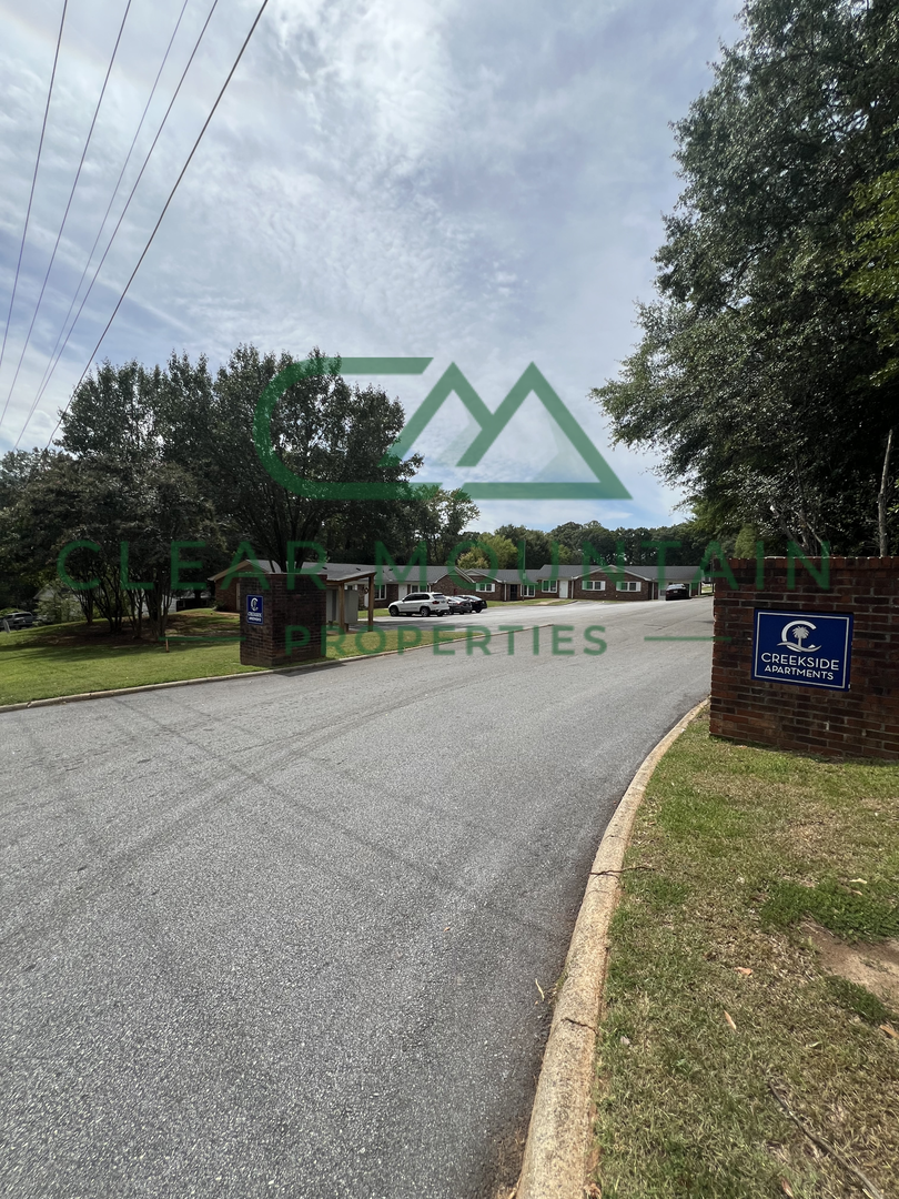 Taylors Apartment: 300 Brook Glenn Rd