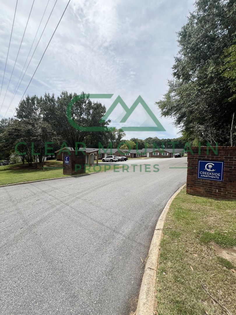 Taylors Apartment: 300 Brook Glenn Rd