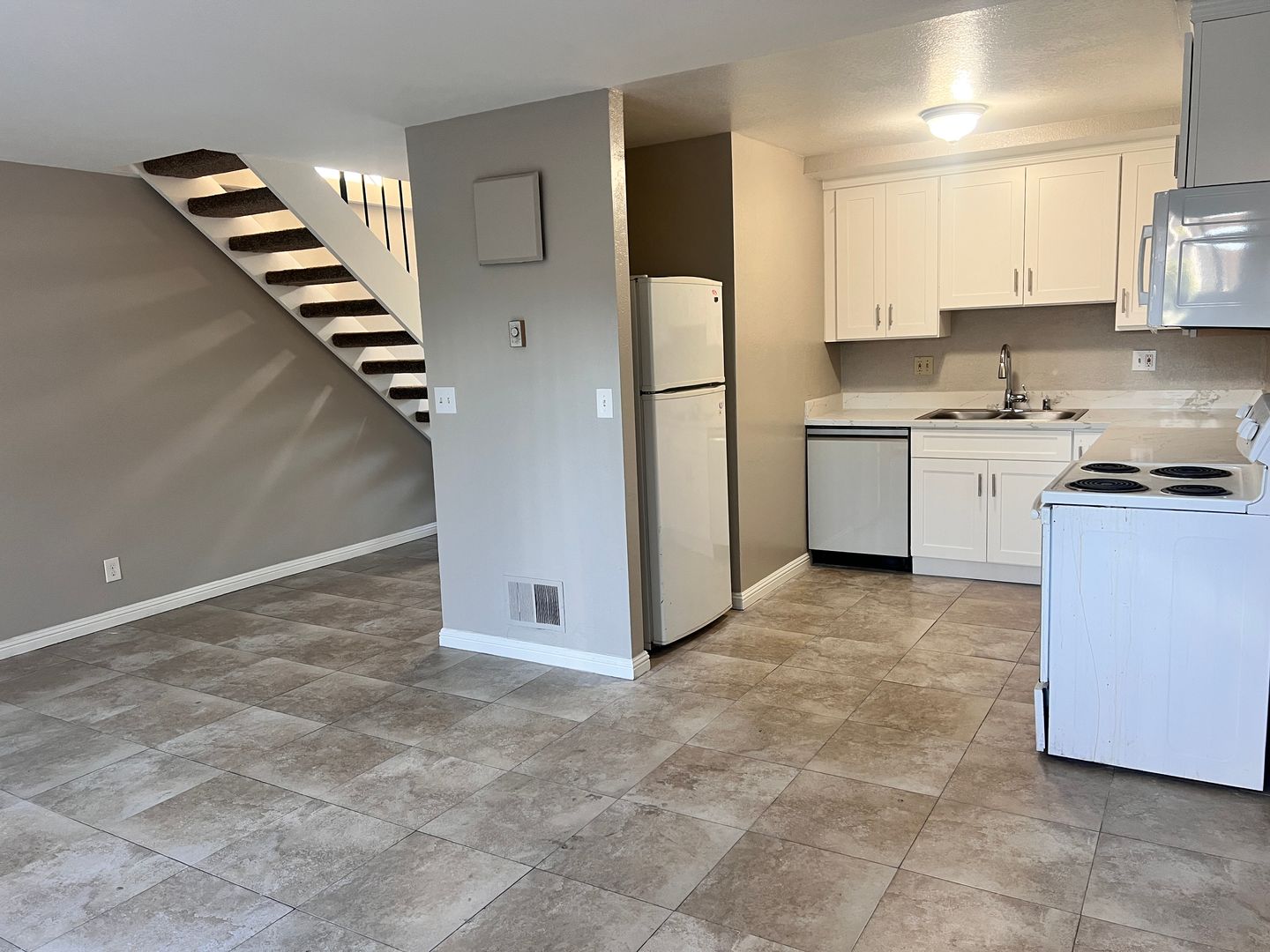 Sunnyvale Condo: 530 La Conner Dr. # 6