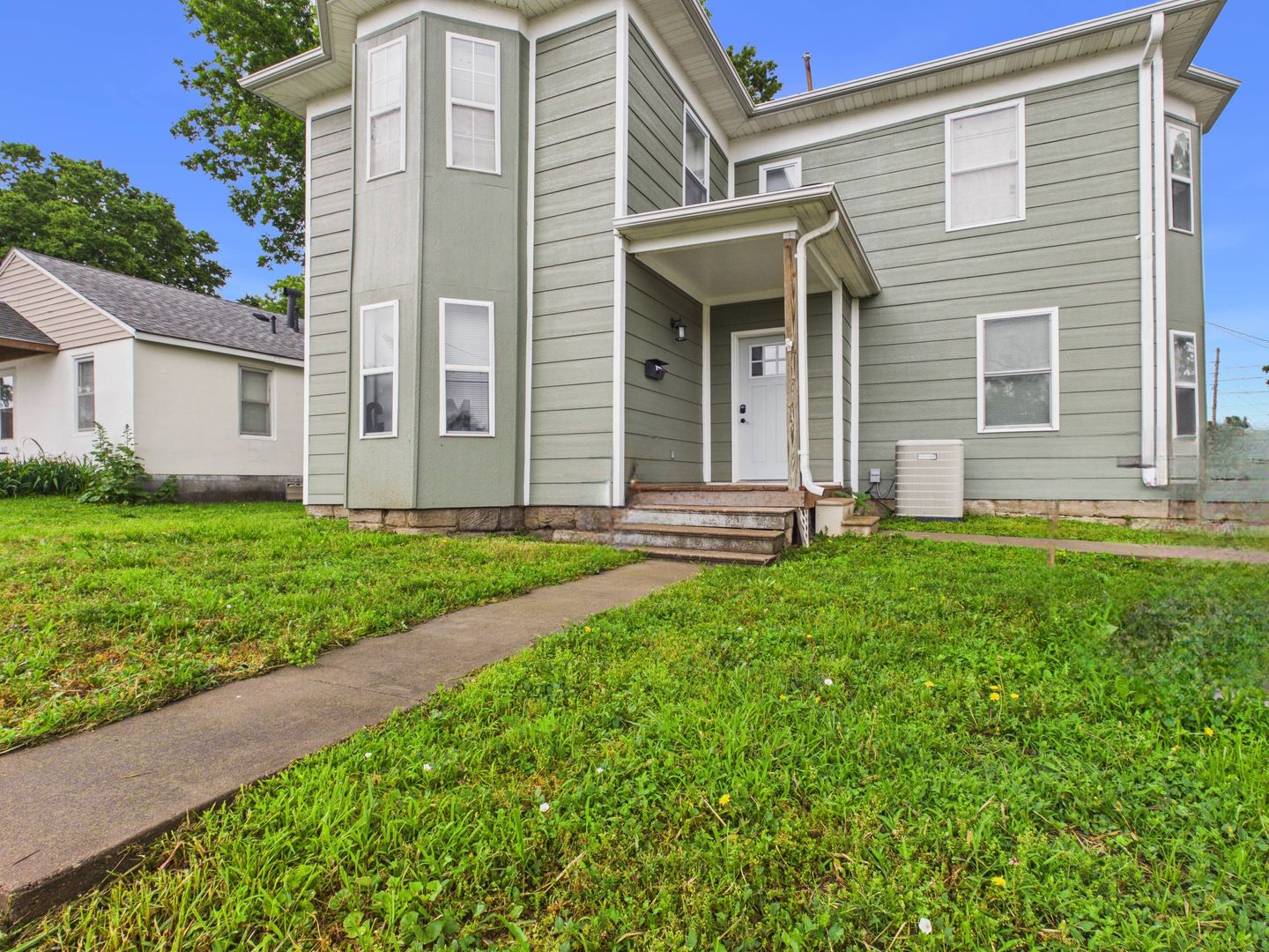 Warrensburg House: 323 Jackson St