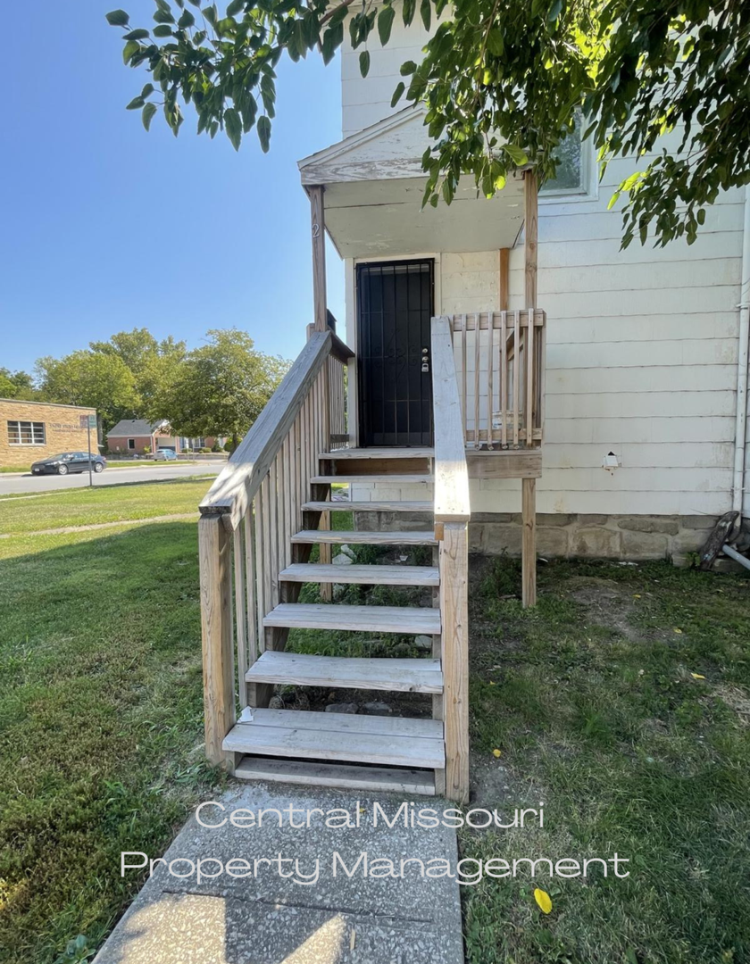 Warrensburg Apartment: 200 E Gay