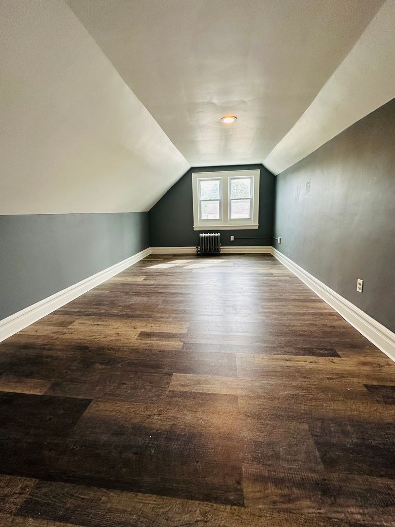 Roselle Apartment: 301 E. 9th Ave