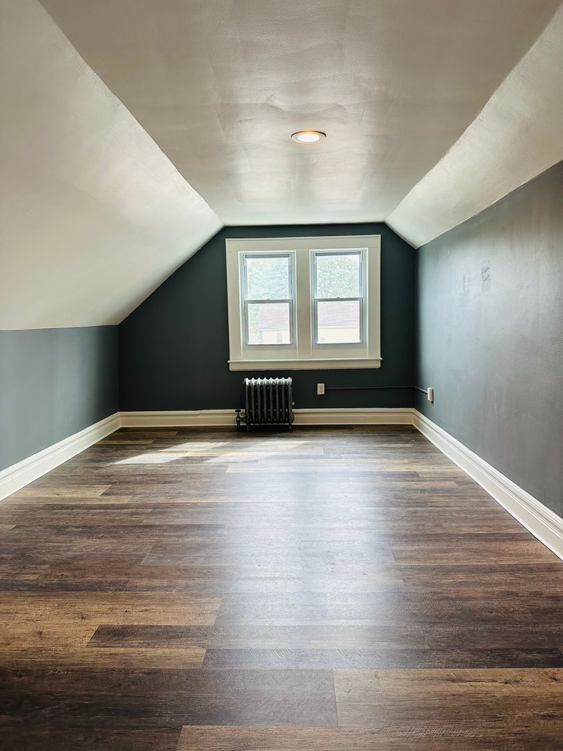 Roselle Apartment: 301 E. 9th Ave