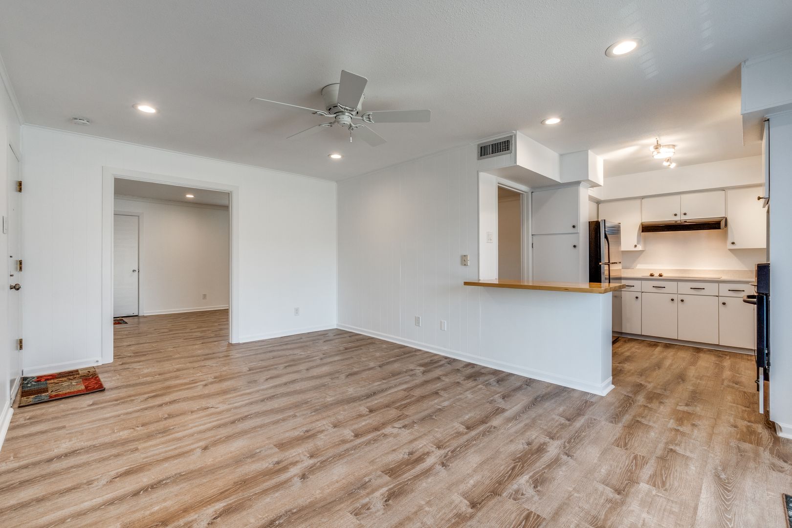 Dallas Apartment: 5833 Birchbrook #208