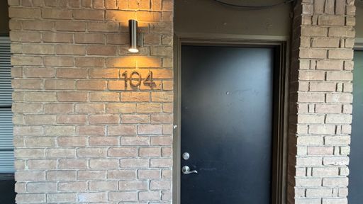 One Bedroom in the Heart of Oaklawn! – photo 1