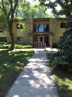 Large Sunny & Spacious 2 Bedroom 1 Bath w/Free Heat! – photo 1