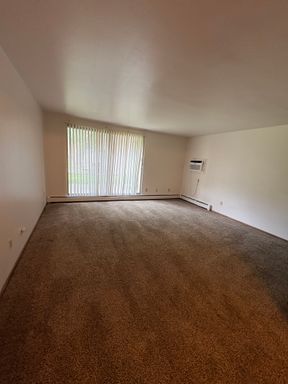 Spacious 1-Bedroom Apartment, Heat Included – photo 1