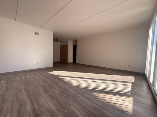 Spacious 1-Bedroom Apartment, Heat Included – photo 1
