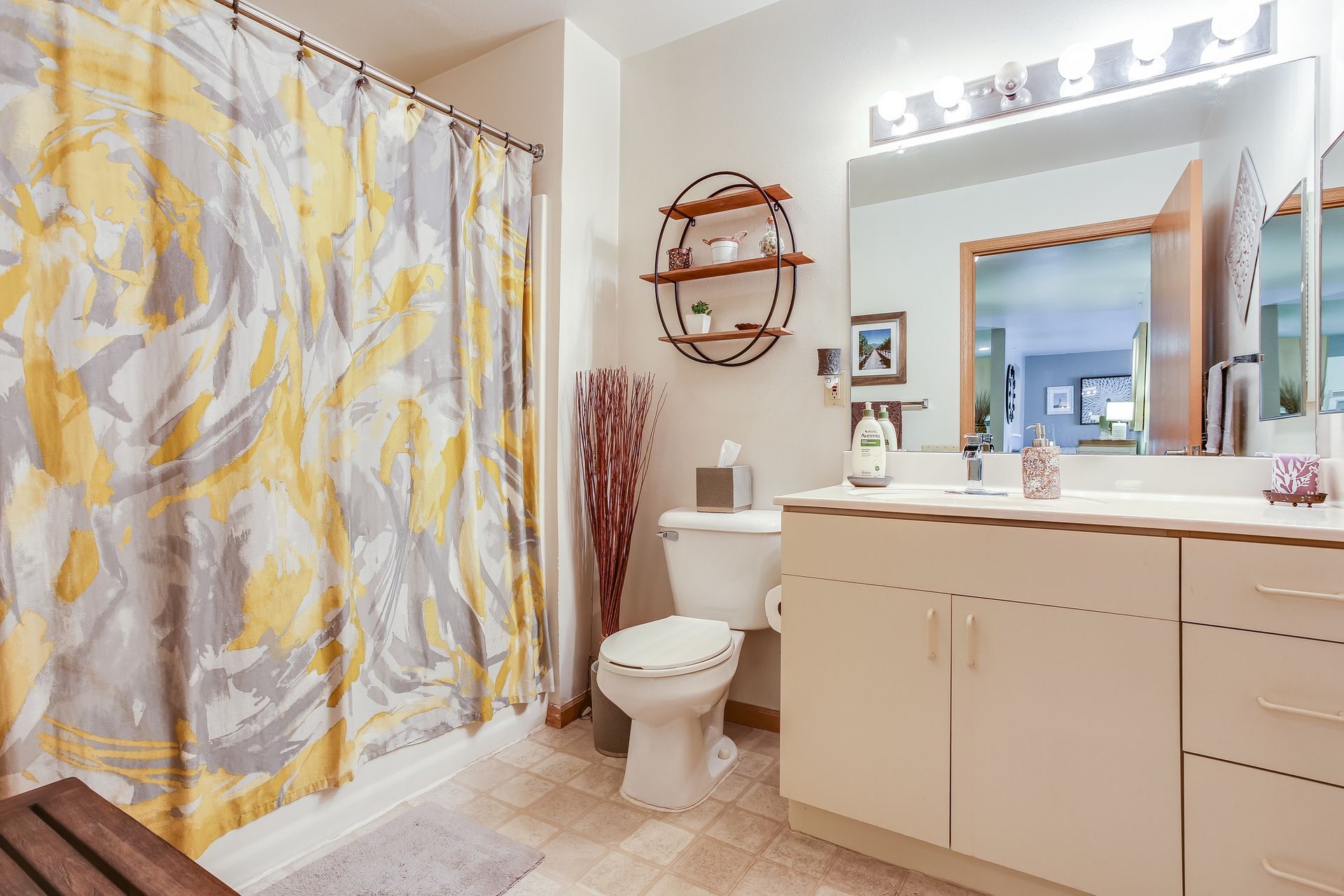 Cudahy Apartment: 4600 S. Nicholson Ave.