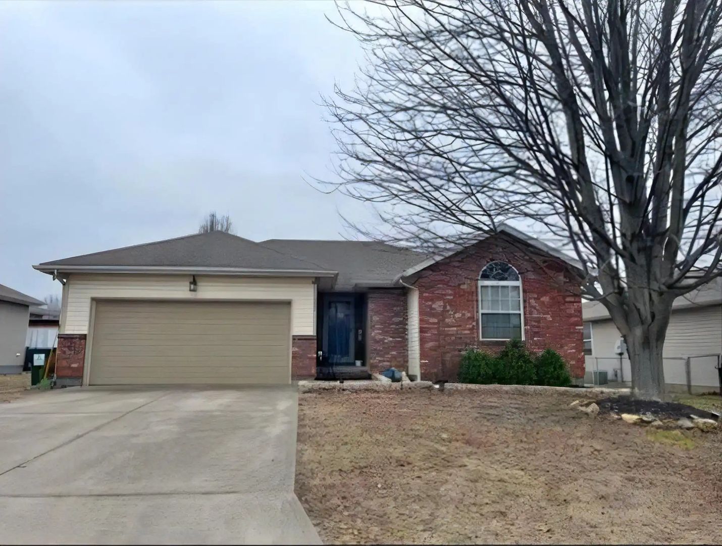 Frontenac House: 405 Valley View Dr
