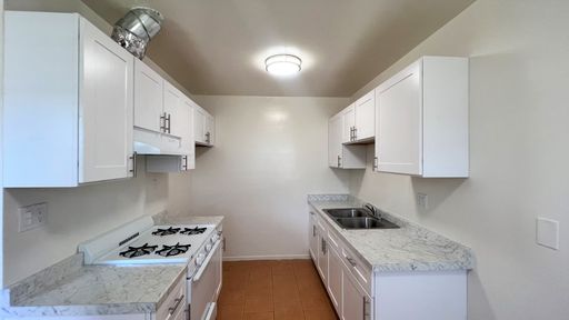 BRIGHT ONE BEDROOM IN NORTH LONG BEACH – photo 1