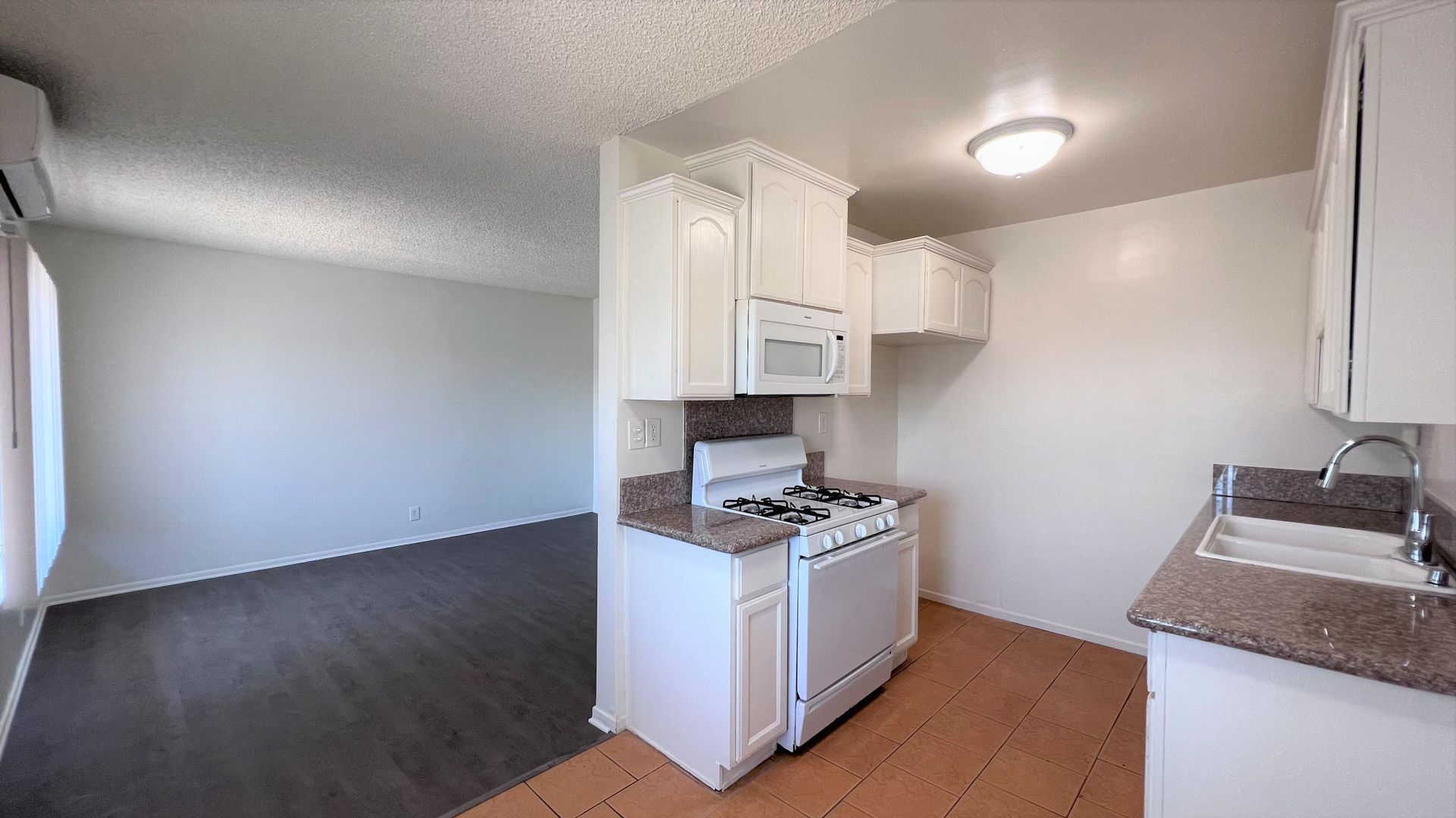 Long Beach Apartment: 1501 E South St