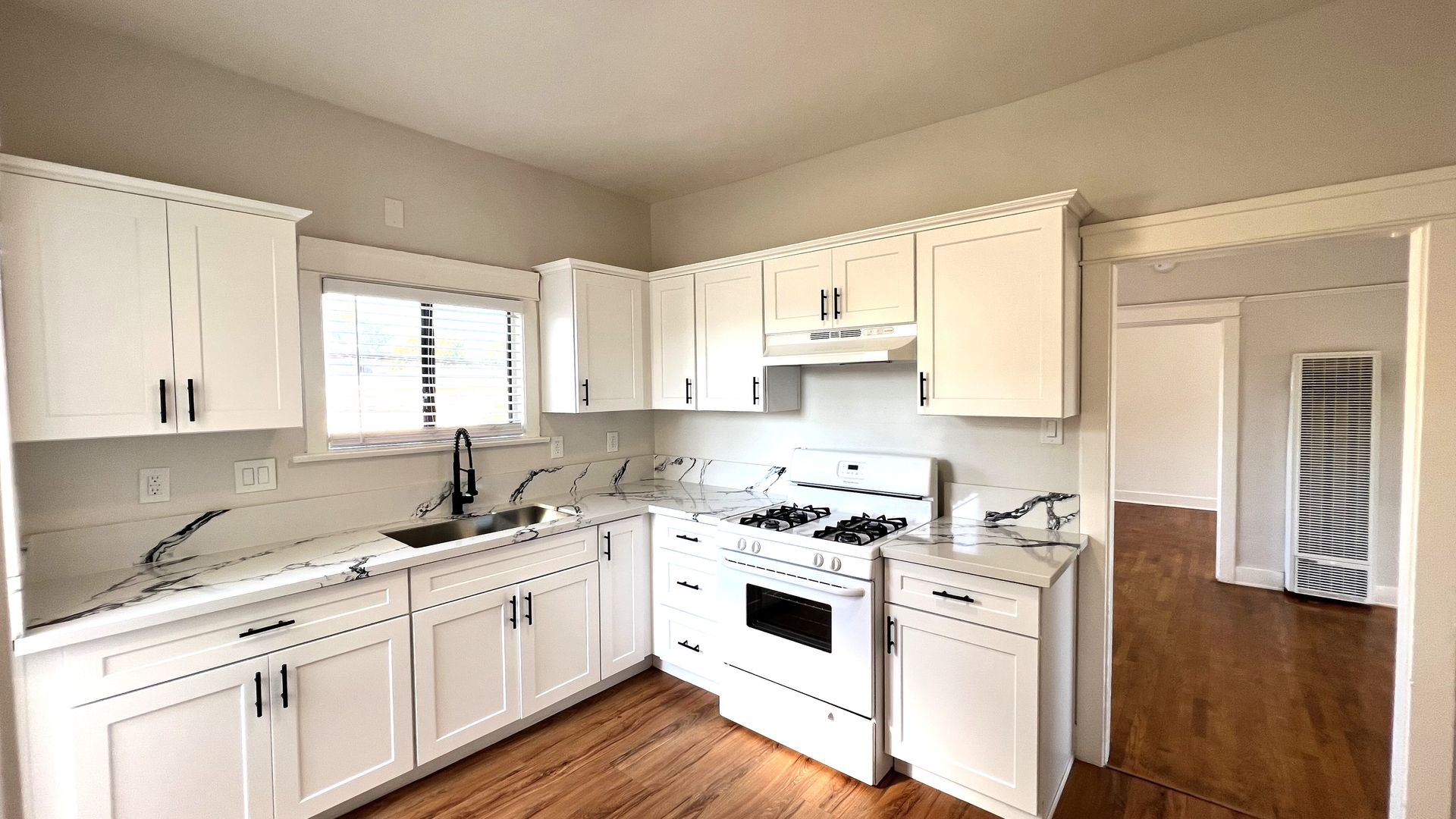 Long Beach Apartment: 833 Cherry Avenue