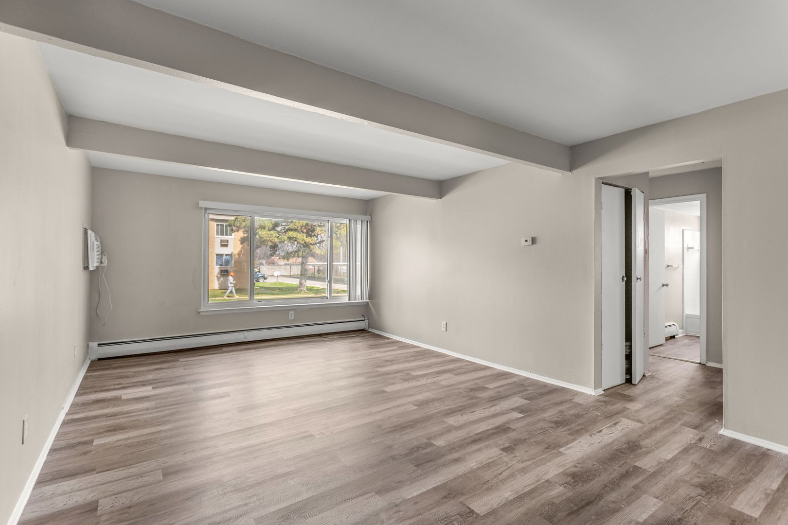 Oak Park Apartment: 21800 Coolidge